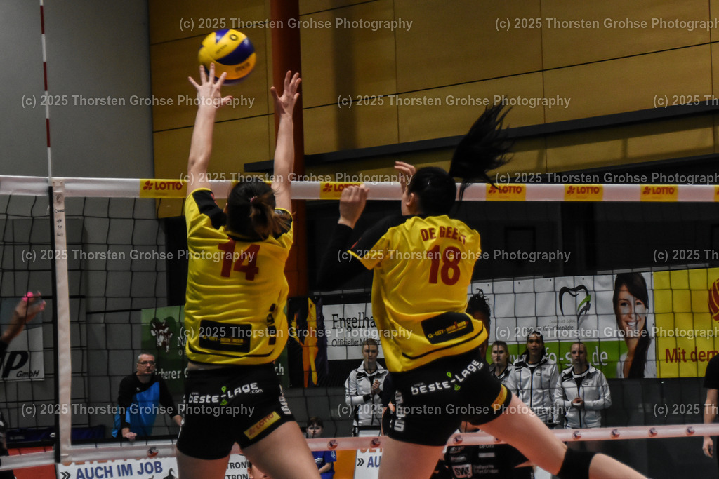 VBL VFB Suhl vs. SCHWARZ-WEISS Erfurt | Krista DeGeest #18 (VFB Suhl), Katarzyna Bryda #14 (VFB Suhl); VBL VFB Suhl vs. SCHWARZ-WEISS Erfurt, Volleyball-Bundesliga Frauen am 17.02.2018 in der Multihalle in Meiningen, (Deutschland) - Realisiert mit Pictrs.com