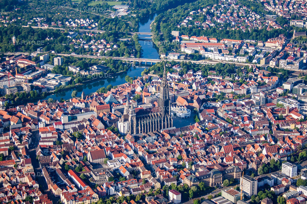 Kirchengebäude der Kathedrale Ulmer Münster am Münsterplatz | Luftbild: Kirchengebäude der Kathedrale Ulmer Münster am Münsterplatz im Ortsteil Mitte in Ulm im Bundesland Baden-Württemberg in Deutschland. Foto: IMG_67232.jpg vom 08.06.2014 durch Werner Riehm/FLY-FOTO.de - Realisiert mit Pictrs.com