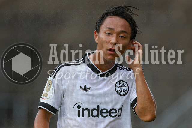 21.08.2026, GER, Fussball, Herren, DFB-Pokal, Saison 2026/2027, SC St. Tönis vs Eintracht Frankfurt | Keita Kosugi (Frankfurt) schaut