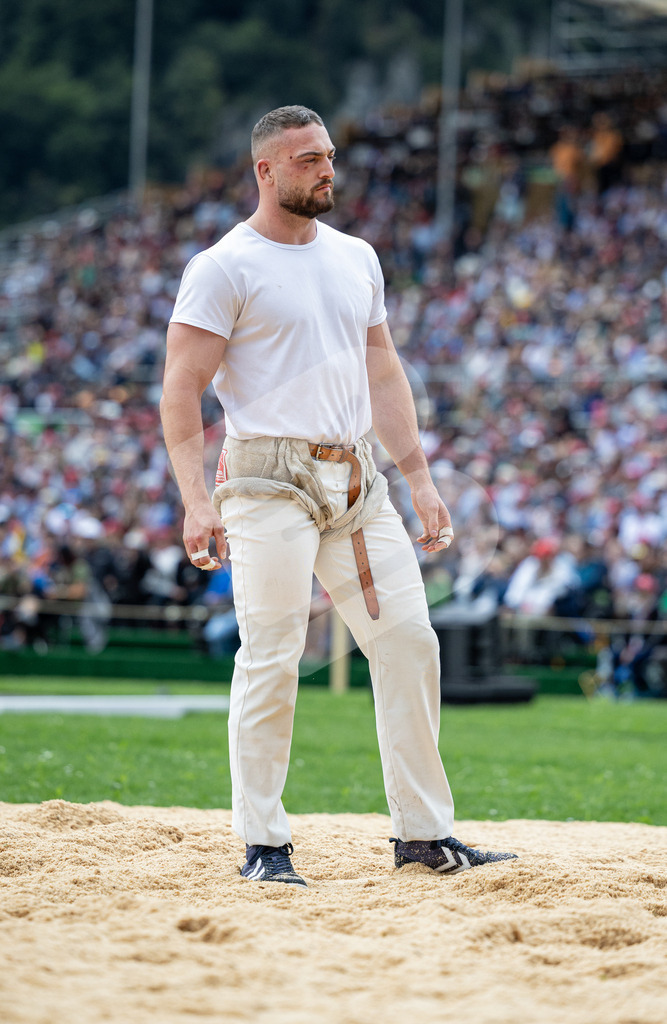 ESAF2025_04Gang_5347 | Die Schwinger des Schwyzer Kantonalen Schwingerverbandes: Fotos, die Dynamik und Leidenschaft festhalten, sowie emotionale Momente aus dem traditionellen Schwingsport zeigen. - Realisiert mit Pictrs.com