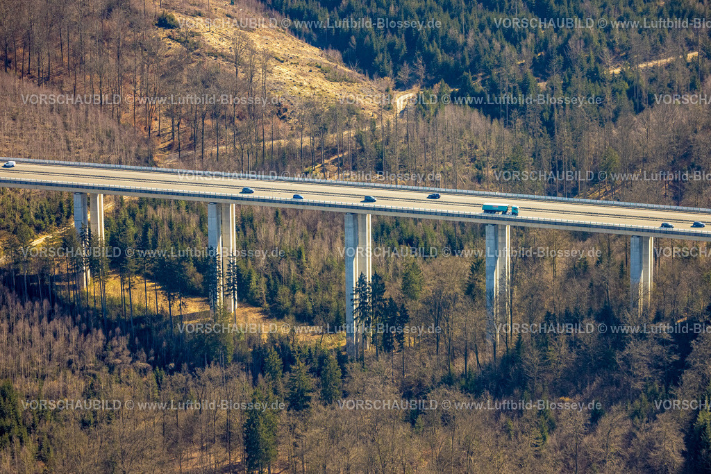Arnsberg250305226 | Luftbild, Talbrücke Hünenburg der Autobahn A46, Waldgebiet mit Waldschäden, Oeventrop, Arnsberg, Sauerland, Nordrhein-Westfalen, Deutschland