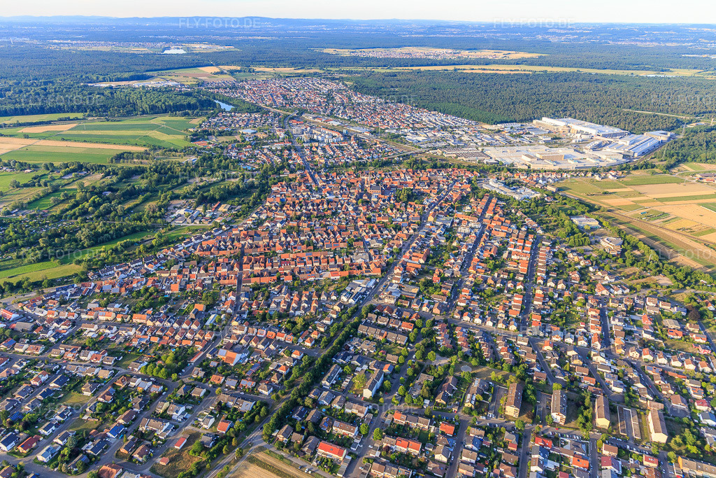 Luftbild: Graben im Ortsteil Graben in Graben-Neudorf im Bundesland Baden-Württemberg in Deutschland. – Foto: IMG_133430.jpg vom 12.07.2022 durch Werner Riehm/FLY-FOTO.de – Auflösung des Originals: 5472 x 3648 px – Gemeinde Graben-Neudorf