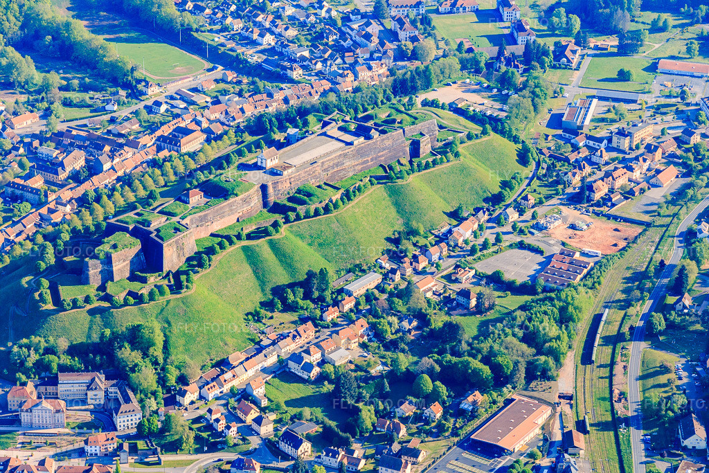Aerial view: Citadel of Bitche in Bitche in the state Moselle, France. – Photo: IMG_146065.jpg taken on 05/01/2025 by Werner Riehm/FLY-FOTO.com – Resolution of the original: 5472 x 3648 px – Citadelle de Bitche
