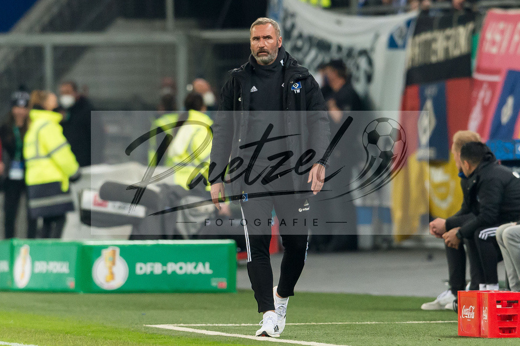 HSVSCF20220419_310 | Fussball, Herren: Trainer Tim Walter (Hamburger SV) schaut beim DFB-Pokal-Halbfinalspiel zwischen Hamburger SV und SC Freiburg im Volksparkstadion am 19.04.2022 in Hamburg, Deutschland.DFB / DFL REGULATIONS PROHIBIT ANY USE OF PHOTOGRAPHS AS IMAGE SEQUENCES AND/OR QUASI-VIDEO. - Realisiert mit Pictrs.com