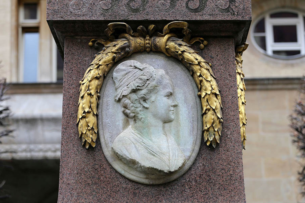 Bildlexikon Leipzig - Goethe-Denkmal - Portraitmedaillon Friederike Oeser | Das Team hinter BILDLEXIKON LEIPZIG bündelt historische wie aktuelle Informationen über die Stadt Leipzig in Text und Bild auf einer Plattform und stellt diese der interessierten Öffentlichkeit zur Verfügung.