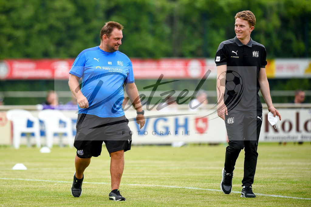 BSBOSN_20210626_0009 | Fussball, Herren: Zeugwart Mario Richter (VfL Osnabrueck) und Teammanager Rene Flaegel (VfL Osnabrueck) schauen beim Testspiel zwischen TuS Bersenbrueck und VfL Osnabrueck im Hasestadion am 26.06.2021 in Bersenbrueck, Deutschland. - Realisiert mit Pictrs.com