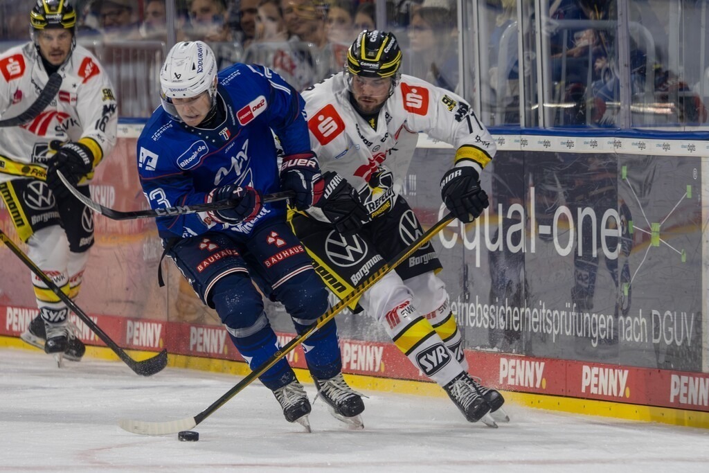 DEL, Deutsche Eishockey Liga Saison 2026/27, 3. Spieltag: Adler Mannheim gegen Krefeld Pinguine | DEL, Deutsche Eishockey Liga Saison 2026/27, 3. Spieltag: Adler Mannheim gegen Krefeld Pinguine / Zachary Solow (73, Mannheim) und Yannick Proske (71, Krefeld) im Zweikampf um den Puck - Realisiert mit Pictrs.com
