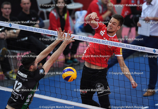 ulm | Volleyball 1. Bundesliga  Saison 2018/2019TV Rottenburg - Netzhoppers SolWo Koenigspark KW    17.11.2018Jannis Hopt (re, TV Rottenburg) gegen Arran Chambers (KW)FOTO: ULMER PressebildagenturxxNOxMODELxRELEASExx