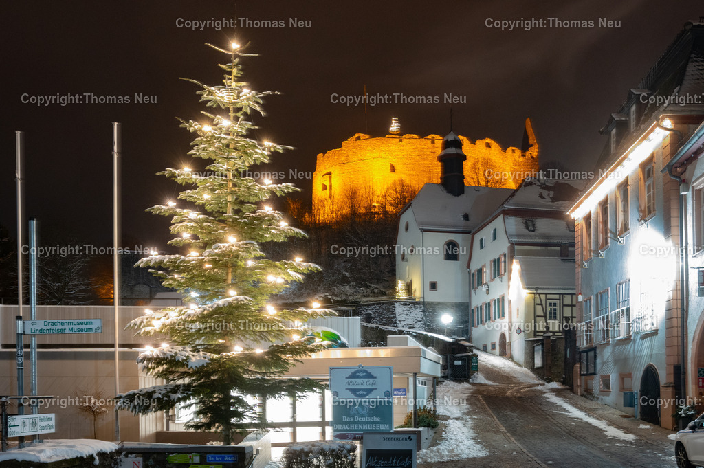 Lindenfels-Winter-Nachtaufnahme__Fotografie_Thomas-Neu-27 | bli, Lindenfels, Blick in die verschneite Burgstraße mit dem Weihnachtsbaum am Bürgerhaus und der beleuchteten Burg, ,Bild: Thomas Neu
