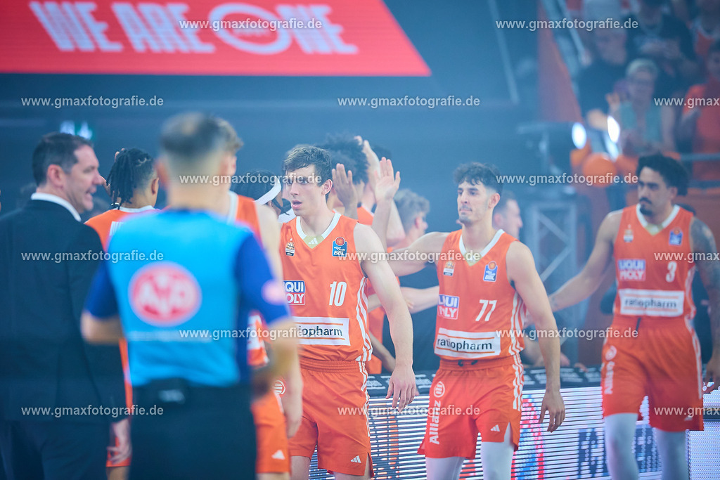 GER, ratiopharm ulm gegen FC Bayern, Basketball, 2. PlayOff, Finale, EasyCredit Bundesliga, Spielzeit 2024/2025, 18.06.2025 | Das Team von ratiopharm ulm vor dem Spiel mit Ty Harrelson  (ratiopharm ulm, Head Coach), Justinian Jessup (ratiopharm ulm, #10), Ben Saraf (ratiopharm ulm, #77) und Marcio Santos (ratiopharm ulm, #03)GER, ratiopharm ulm gegen FC Bayern, Basketball, 2. PlayOff, Finale, EasyCredit Bundesliga, Spielzeit 2024/2025, 18.06.2025Foto: Eibner-Pressefoto/Gerald Oelze-de Stoppany