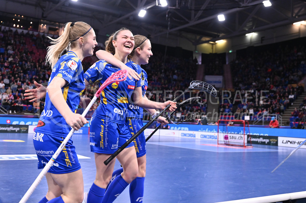 Kloten-Dietlikon Jets vs Skorpion Emmental Zollbrück - 15. April 2023 | Kloten-Dietlikon Jets vs Skorpion Emmental Zollbrück
Stimo Arena, Kloten
Noomi Überschlag (#19 Kloten-Dietlikon Jets) erzielt das 1:0.
Bild: Sportfotografie Markus Aeschimann | www.markus-aeschimann.ch - Realisiert mit Pictrs.com