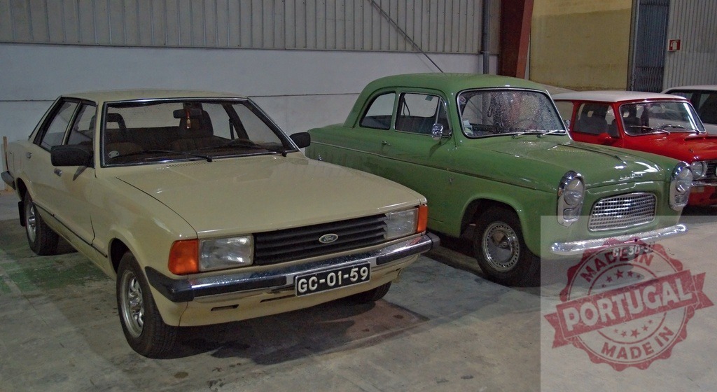 Ford Cortina and Anglia classic cars parked | Ford Cortina and Ford Anglia vintage cars lined up in a garage - Realisiert mit Pictrs.com