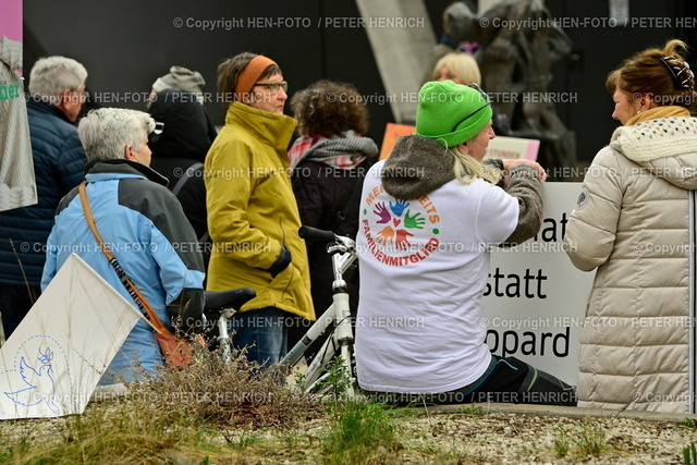 20230219-4491-ob-wahl-gast-habeck-HENFOTO | 19.02.2023 OB-Wahl in Darmstadt Wahlkampfveranstaltung von Kandidat Michael Kolmer im Darmstadtium mit Gastredner Bundeswirtschaftsminister Robert Habeck von Die Grünen - Gegenveranstaltung von der Friedenspartei (Foto: Peter Henrich) - Realisiert mit Pictrs.com