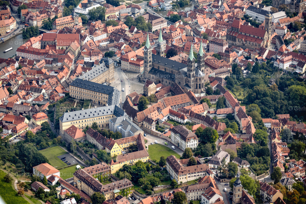 4060168 | BAMBERG 07.09.2021 Platz- Ensemble Domplatz mit Dom und neuer Residenz im Altstadtbereich und Innenstadtzentrum von Bamberg im Bundesland Bayern, Deutschland. // Ensemble space  with cathedral and new residence in the inner city center in Bamberg in the state Bavaria, Germany. Foto: Gerhard Launer