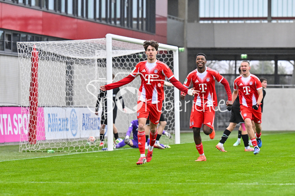 FC Bayern München - Hannover 96 | MUNICH, GERMANY - 15. FEBRUARY: Jubel der Bayern nach dem Treffer zum 1-0 durch David DAIBER (FC Bayern München 6) / Tor / Torschuetze / Freude / Happy während dem Spiel zwischen der U19 des FC Bayern München und der U19 von Hannover 96 am 2. Spieltag der Hauptrunde der U19-DFB-Nachwuchsliga am FC Bayern Campus