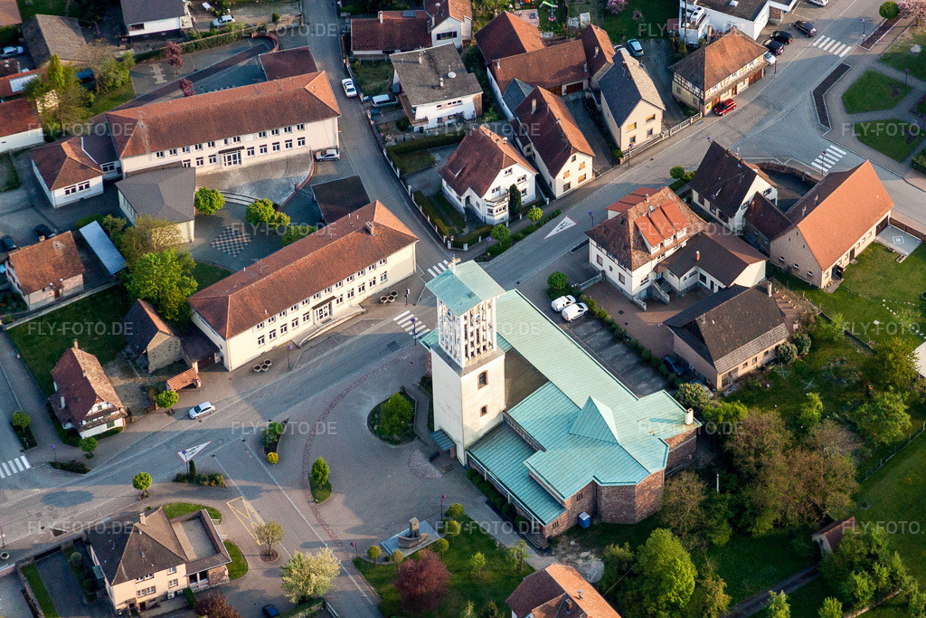 Luftbild: Kirchengebäude mit blauem Dach im Dorfkern in Offendorf im Bundesland Bas-Rhin in Frankreich. Foto: IMG_39546.jpg vom 14.04.2011 durch Werner Riehm/FLY-FOTO.de