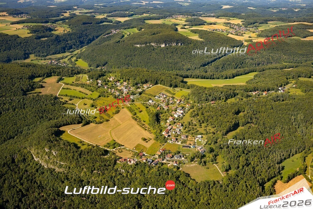 Das Luftbild zeigt : Hardt Gößweinstein - Die Luftaufnahme wurde 2024 vom UL-Flugzeug aus erstellt ( keine Drohne ) - Hochauflösende Luftaufnahme - Für grossformatige Ausdrucke geeignet. Die Geschenkidee !Mit Lizenz und Bildrechte bestellbar