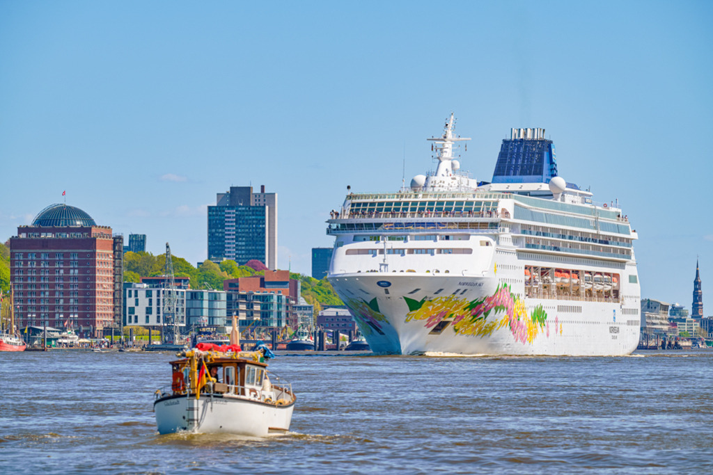 Norwegian Sky | Das 258 Meter lange Kreuzfahrtschiff Norwegian Sky bei der Ausfahrt aus dem Hafen in Hamburg. — Auflösung des Originals: 8085 x 5390 px. - Realized with Pictrs.com