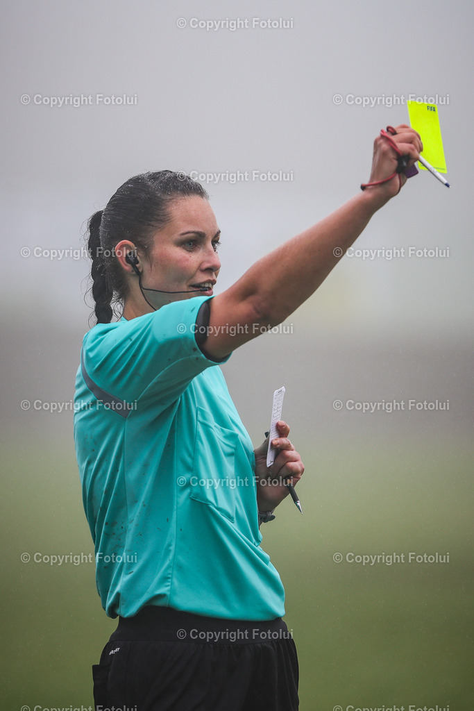A-BINDER_20240601_0060 | St.Stefan,AUSTRIA,01.June.24 - SOCCER - Zaunergroup OOE Ladies Cuo, LASK vs FCPS. Image shows the referee Linda Thieme. keywords: yellow card.Photo: Sportmediapics.com/ Manfred Binder