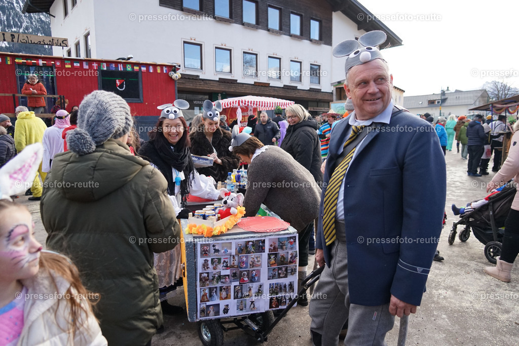 news-2023-Feb11-Fasching-Weissenbach-DSC02098 | Info aus dem Bezirk Reutte/Ausserfern Tirol sowie eine umfangreiche Bilddatenbank über die gesamte Region: Lechtal, Talkessel Reutte, Tannheimertal, Zwischentoren. Lech, Plansee, Zugspitze, Grenztunnel, B179, Fernpassstraße, Verkehr, Lawinen, Tradition, - Realisiert mit Pictrs.com