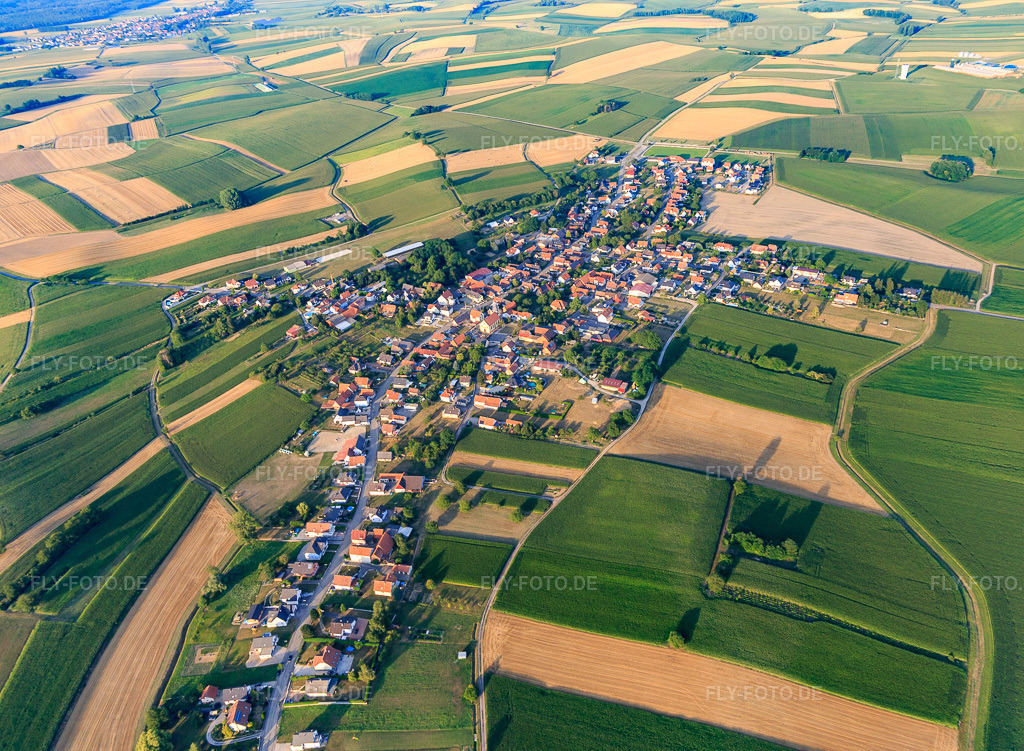 Luftbild: Ortsansicht von Westen in Oberlauterbach im Bundesland Bas-Rhin in Frankreich. – Foto: IMG_121017.jpg vom 23.07.2020 durch Werner Riehm/FLY-FOTO.de – Auflösung des Originals: 4971 x 3648 px