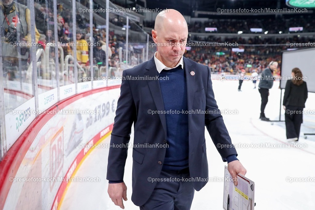 DEG12012501044 | 12.01.2025, Eishockey, Penny DEL, Düsseldorfer EG - Eisbären Berlin, PSD-BANK Dome: Cheftrainer Steven Reinprecht (DEG) sichtlich angespannt nach dem Spiel