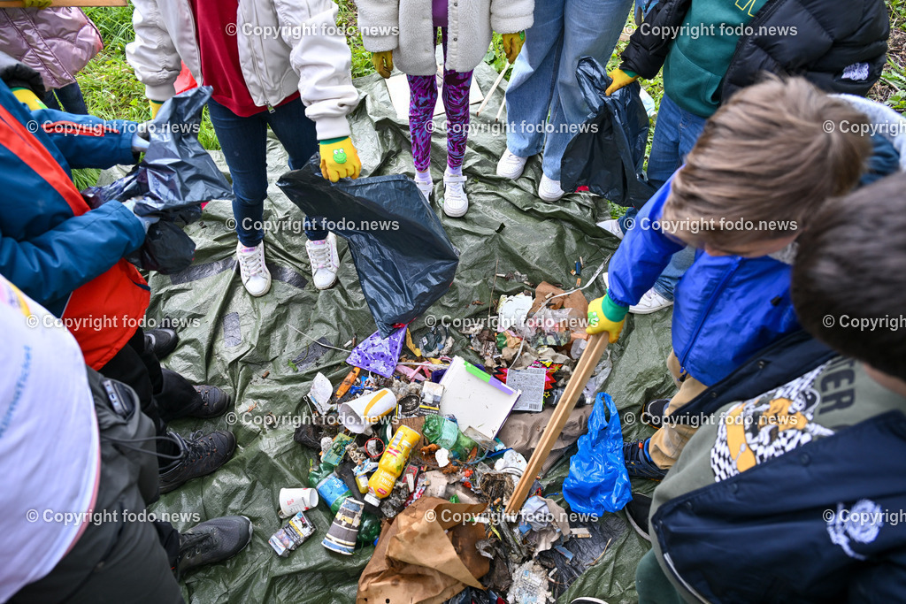 Traun_ VS Dyoniesen Muellsammeln_ 25.04.2024-15 | 24.04.2024, Traun, AUT, VS Dyonisen, im Bild VS Dyoniesen Muellsammeln mit Umweltaktivist Felix Kreiner