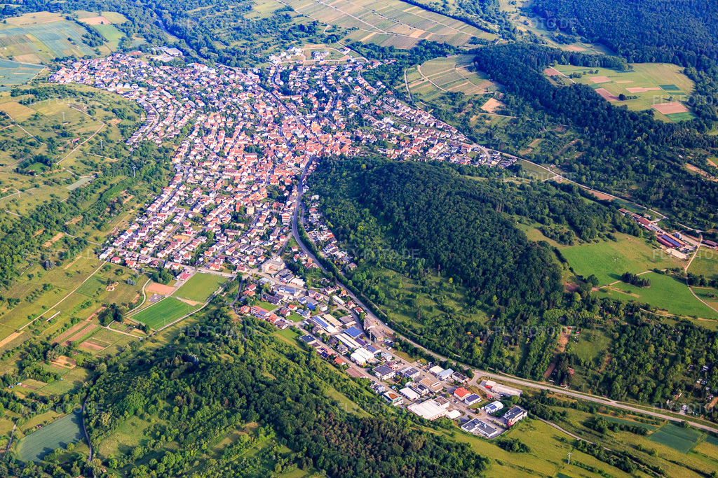 Luftbild: Ortsansicht aus Osten im Ortsteil Dietlingen in Keltern im Bundesland Baden-Württemberg in Deutschland. Foto: IMG_079876.jpg vom 31.05.2015 durch Werner Riehm/FLY-FOTO.de