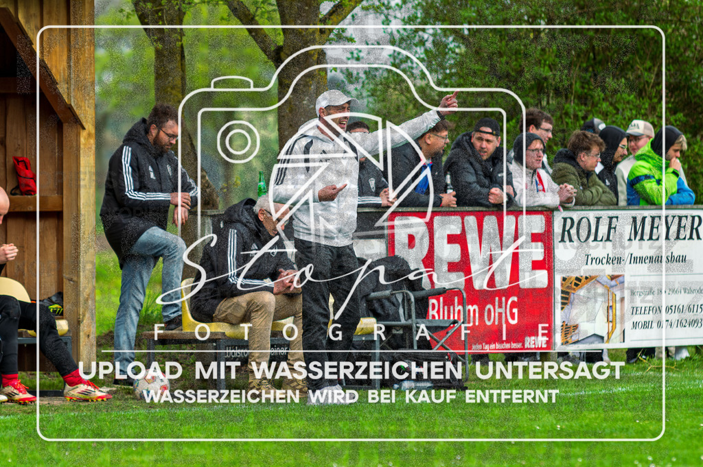DZC_0888-Verbessert-RR | Axel Froehlich (FG Fulde-Stellichte - Trainer) beim Herren Kreisliga HK Spiel zwischen FG Fulde-Stellichte und TSV Wietzendorf im Fulder Zentralstadion, Fulde (Simon Paul Stopat) - Realisiert mit Pictrs.com