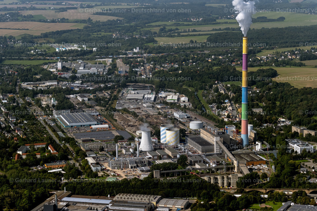 4060544 | CHEMNITZ 07.09.2021 Kraftwerksanlagen und Abgas- Türme des Heizkraftwerkes mit buntem Schornstein " Chemnitzer Esse " im Ortsteil Furth in Chemnitz im Bundesland Sachsen, Deutschland. Weiterführende Informationen bei: eins energie in sachsen GmbH &amp; Co. KG. // Power plants and exhaust towers of thermal power station with buntem Schornstein " Chemnitzer Esse " in the district Furth in Chemnitz in the state Saxony, Germany. Further information at: eins energie in sachsen GmbH &amp; Co. KG. Foto: Gerhard Launer