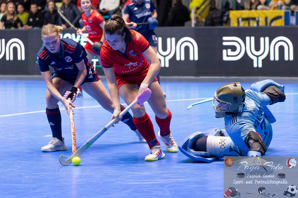Volvo E.R.B. Final 4 Finale Frauen: Berliner HC - Mannheimer HC, 26.01.2025 | Linda Bens (Mannheimer HC #24) &amp; Pahila Arnold (Berliner HC #25) &amp; Leonie Weissenberger / Weißenberger (Mannheimer HC #7) im Kampf um den Ball, Berliner HC - Mannheimer HC, Frankfurt, Süwag Arena, 26.1.2025 - Realisiert mit Pictrs.com