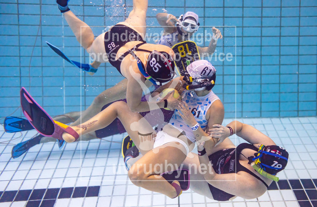 GER, UWRC Wien (Österreich) vs. Barcelona (Spanien), Damen, Unterwasser-Rugby, Champions Cup 2024, 24.11.2024 | Adriana Barrios (Barcelona, #61) im Zweikampf mit Katharina Wenig (UWRC Wien, #85) und Sabrina Scheuer (UWRC Wien, #18). - Realisiert mit Pictrs.com