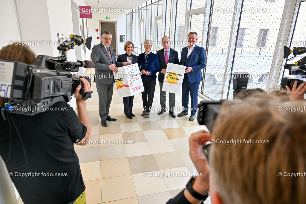 Pressekonferenz WKO Ooe_ Ooe Job Week 2024_ 27.02.2024-4 | 27.02.2024, Presseclub Linz, AUT, Pressekonferenz WKO Oberoesterreich, Ooe Job Week 2024, im Bild Alfred Klampfer (Bildungsdirektor Ooe), Iris Schmidt (Landesgeschaeftsfuehrerin des Arbeitsmarktservice Ooe), Doris Hummer (Praesidentin der Wirtschaftskammer Ooe), Gerald Silberhumer (Direktor der Wirtschaftskammer Ooe), Robert Oberfrank (Projektleiter der Ooe Job Week u. Leiter der WKOoe-Abtlg. Bezirksstellen), Medienvertreter
