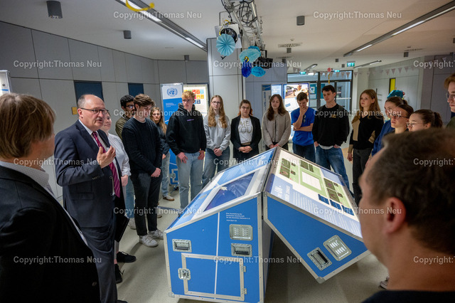 DSC_6391 | bbe, Bensheim, Geschwister Scholl Schule , Forum, Ausstellung "Die UN und wir" , Bundestagsbageordneter Dr. Michael Meister zu Gast an der Schule, ,, Bild: Thomas Neu