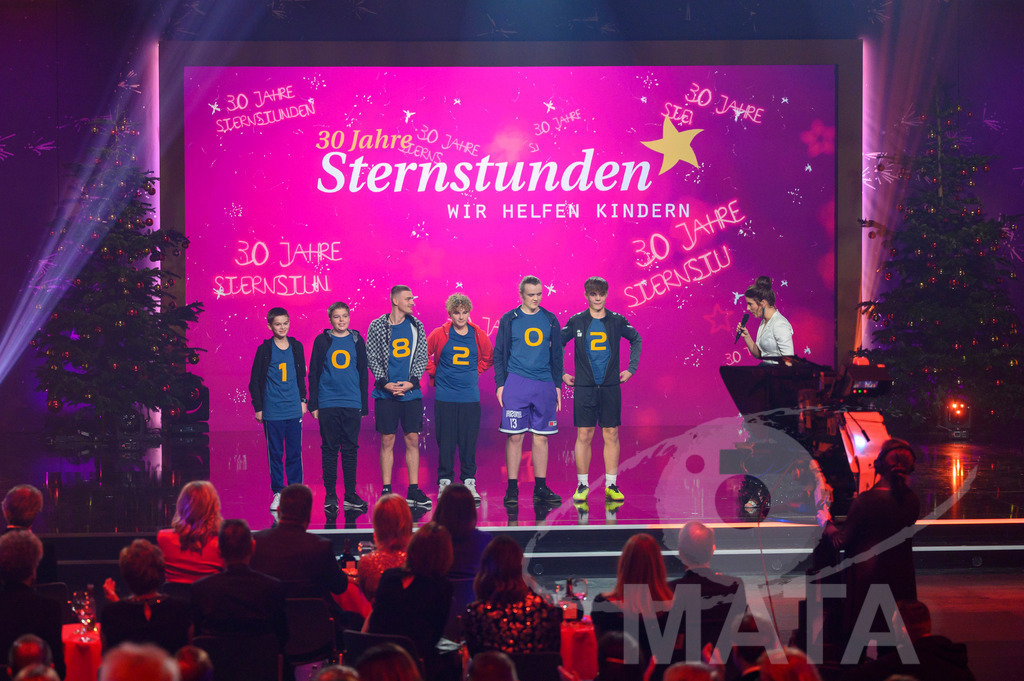 _DWI6054 | Talk Kinder-Aktionen mit Sandra Rieß bei '30 Jahre Sternstunden-Gala 2023' in der Frankenhalle. Nürnberg, 15.12.2023 - Realisiert mit Pictrs.com