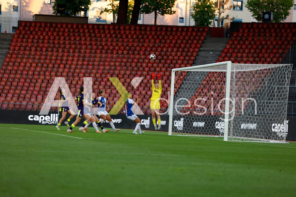 GC Zürich vs FC Zürich - AXA Women’s Super League Playoffs - Stadion Letzigrund | RIANA GMÜR of FC Zürich save during the AXA Women’s Super League Playoffs quarter-final second leg between GC Zürich and FC Zürich at Stadion Letzigrund, Zurich, Switzerland. - Realisiert mit Pictrs.com