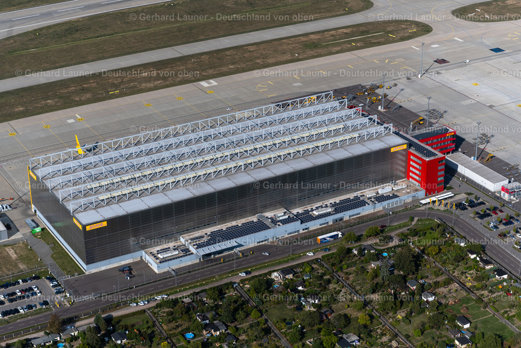 4040036 | SCHKEUDITZ 14.09.2020 Abstellflächen, Vorfeld und Logistikflächen an den Abfertigungs- Gebäuden und Frachtterminals auf dem Gelände des Luftfrachtdrehkreuz am Flughafen und DHL Hub an der Hermann-Köhl-Straße in Schkeuditz im Bundesland Sachsen, Deutschland. Weiterführende Informationen bei: DHL Hub Leipzig GmbH,  DHL Paket GmbH,  Deutsche Post AG,  OBERMEYER Project Management GmbH,  RKW Architektur +  Rhode Kellermann Wawrowsky GmbH. // Check-in buildings and cargo terminals on the grounds of the airport on DHL Hub in Schkeuditz in the state Saxony, Germany. Further information at: DHL Hub Leipzig GmbH,  DHL Paket GmbH,  Deutsche Post AG,  OBERMEYER Project Management GmbH,  RKW Architektur +  Rhode Kellermann Wawrowsky GmbH. Foto: Gerhard Launer