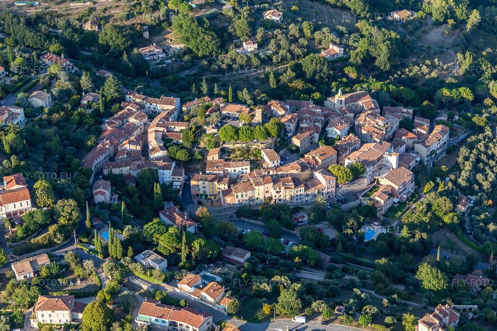 Vue aérienne: Vue de la ville à Tourrettes dans le département Var, France. Photo: IMG_129440.jpg prise le 18/09/2021 par Werner Riehm/FLY-FOTO.eu – Résolution de l'original: 5017 x 3345 px