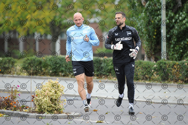 RGE_7753b | Hertha BSC, 2.Bundesliga, Herren, Saison 2025/26, Training, 06.10.2025, von li. Toni Leistner ( Hertha BSC ), Marius Gersbeck ( Hertha BSC ),  Fotograf:  Ralf Gebhardt,  - Realisiert mit Pictrs.com