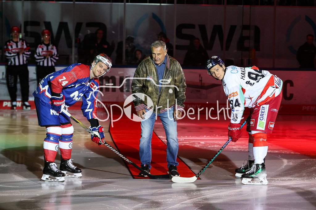 Augsburger Panther - Nürnberg ICE Tigers | v. l. Dane FOX (NIT #74) Jaroslav POUZAR und Anrei HAKULINEN (AEV #94)  beim Showbully vor der DEL Retro Partie zwischen Augsburg und Nuernberg