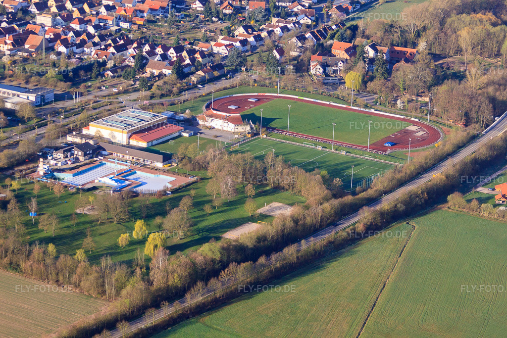 Luftbild: Stadion ders FSV Offenbach und Queichtalbad von Nordosten in Offenbach an der Queich im Bundesland Rheinland-Pfalz in Deutschland.Foto: IMG_63306.jpg vom 20.03.2014 durch Werner Riehm/FLY-FOTO.deAuflösung des Originals: 4752 x 3168 pxQueichtalbad | VG Offenbach an der Queich