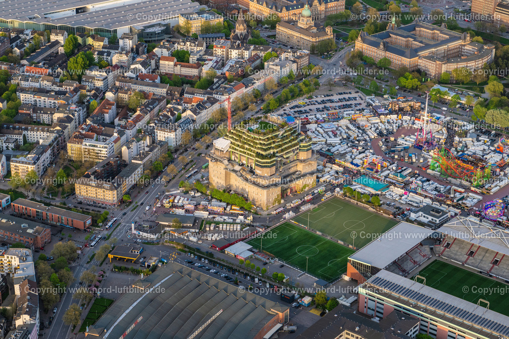 Hamburg_Heiligengeistfeld_Bunker_Umbau_Baustelle_ELS_1969140424 | HAMBURG 14.04.2024 Baustelle zum Umbau am Bunker- Gebäudekomplex " Medienbunker " an der Feldstraße im Ortsteil Sankt Pauli in Hamburg, Deutschland. Weiterführende Informationen bei: EHP Erste Hanseatische Projektmanagement GmbH,  Hilldegarden e.V.,  Holsteiner Kabel- und Leitungsbau Willi Pohl GmbH & Co. KG,  Ingenieurbau George Bähr GmbH,  PERI GmbH,  Veranstaltungs GbR Wolters/Jähnichen. // Construction site for the conversion of the bunker building complex " Medienbunker " on Feldstrasse in the district of Sankt Pauli in Hamburg, Germany. Further information at: EHP Erste Hanseatische Projektmanagement GmbH,  Hilldegarden e.V.,  Holsteiner Kabel- und Leitungsbau Willi Pohl GmbH & Co. KG,  Ingenieurbau George Baehr GmbH,  PERI GmbH,  Veranstaltungs GbR Wolters/Jaehnichen. Foto: Martin Elsen