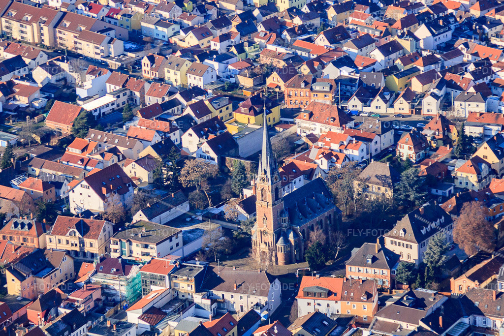 Luftbild: Ortsdansicht von Südosten mit Prot. Markuskirche im Ortsteil Oggersheim in Ludwigshafen im Bundesland Rheinland-Pfalz in Deutschland. Foto: IMG_54871.jpg vom 12.12.2012 durch Werner Riehm/FLY-FOTO.deAuflösung des Originals: 4624 x 3083 px