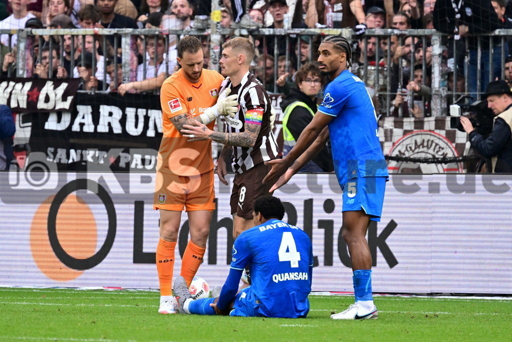 KBS Picture_FCStPauli-Bayer04Leverkusen_062 | v.l. Flekken Mark (Bayer04Leverkusen) , Smith Eric (St.Pauli) , Quansah Jarell (Bayer04Leverkusen) am Boden , Bade Loic (Bayer04Leverkusen) ,Sportplatz :  Millerntor Stadion, - Realisiert mit Pictrs.com