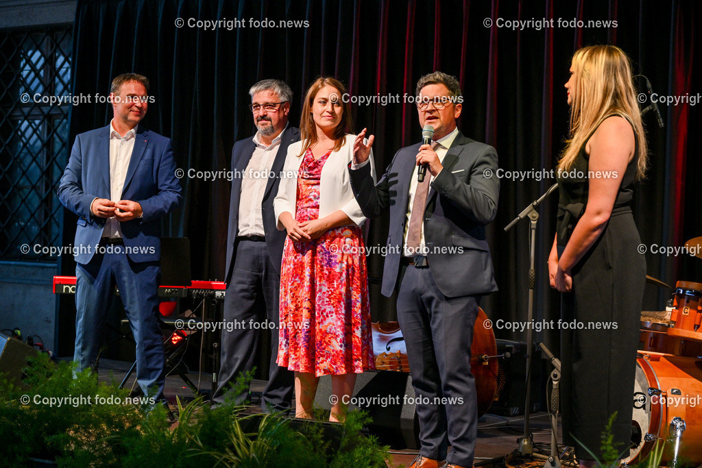 Bund Sozialdemokratischer AkademikerInnen Oberoesterreich_ rote Nacht 2023_ 06.07.2023-22 | 06.07.2023, Schloss Linz, AUT, Bund Sozialdemokratischer AkademikerInnen Oberoesterreich, rote Nacht 2023, im Bild Andreas Babler (SP, Bundesparteivorsitzender), Andreas Stangl (Praesident der Arbeiterkammer Ooe, OeGB-Landesvorsitzender), Tina Bloechl (SP, Vize-Bgmin. der Stadt Linz), LR Michael Lindner (SP)
