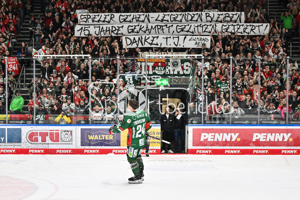 Augsburger Panther - Grizzlys Wolfsburg | AUGSBURG, GERMANY - 15. MARCH: im Bild T. J. TREVELYAN (Augsburger Panther 24) / Einzelfoto / Freisteller nach dem Match zwischen den Augsburger Panthern und den Grizzlys Wolfsburg am 52. Spieltag der Penny DEL im Curt Frenzel Stadion / der sich bei den Fans verabschiedet