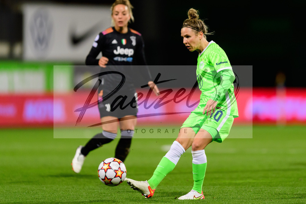 WOBJUV20211118_119 | Fussball, Frauen: Svenja Huth (VfL Wolfsburg) in Aktion, am Ball, Einzelaktion bei dem Spiel der UEFA Women´s Champions League zwischen VfL Wolfsburg und Juventus Turin im AOK-Stadion am 18.11.2021 in Wolfsburg, Deutschland. - Realisiert mit Pictrs.com