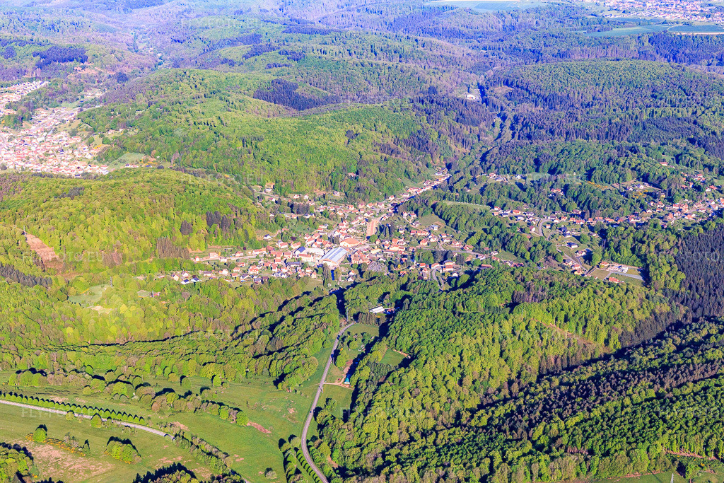 Vue aérienne: Vue d'ensemble des lieux dans les monts Vosges du Nord le matin, vue du sud-est. à Meisenthal dans le département Moselle, France. Photo: IMG_146051.jpg prise le 01/05/2025 par Werner Riehm/FLY-FOTO.eu – Résolution de l'original: 5472 x 3648 px