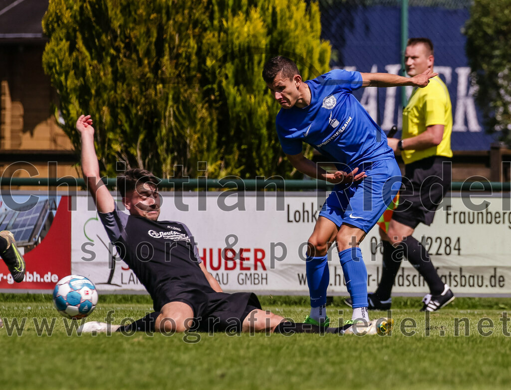 2023-08-12_123_FC_Langengeisling_gegen_ESV_Freilassing | Erding, Deutschland, 12.08.2023:
Fußball, Bezirksliga Oberbayern Ost 2023 / 2024, 4. Spieltag, FC Langengeisling gegen ESV Freilassing, Endergebnis: 2:1

Maximilian Maier (FC Langengeisling, #10), Tim Bageritz (ESV Freilassing, #20)

Foto: Christian Riedel / fotografie-riedel.net