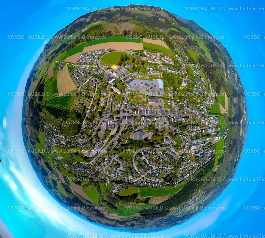 Eslohe240590283Mitte_B55_Hauptstrasse | Luftbild, Ortsansicht Wohngebiet Mitte Stadtzentrum Hauptstraße, Einkaufszentrum Aldi Supermarkt, Rewe Supermarkt und Netto Supermarkt, Erdkugel, Fisheye Aufnahme, Fischaugen Aufnahme, 360 Grad Aufnahme, tiny world, little planet, fisheye Bild, Niedereslohe, Eslohe, Sauerland, Nordrhein-Westfalen, Deutschland